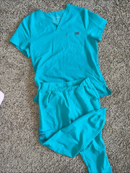 pledge 5 Other - WonderWink Teal Women's V-Neck Scrub Top and Jogger Set